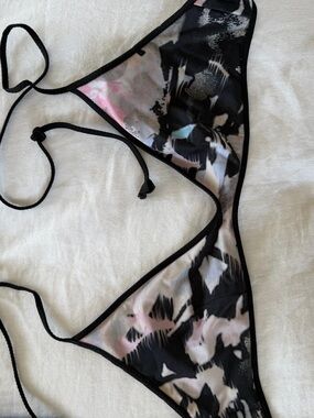 lululemon athletica Black & Pink Abstract Triangle Bikini Top
